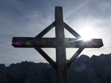 Gipfelkreuz Feldberg, im Hintergrund der Wilde Kaiser