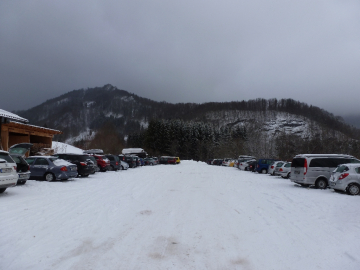 vollbelegter Tourengeherparkplatz