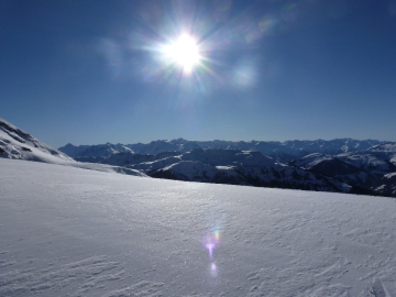 direkt unter der Sonne im Vordergrund der Kuhkaser, im Hintergrund der Großvenediger