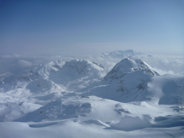 Gipfelpanorama: links die Höllkarwände mit Tagweide und Hochkarfelderköpfen, rechts der Fritzerkogel, im Hintergrund rechts das Dachsteinmassiv