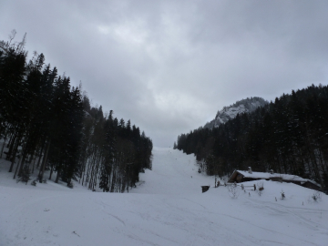 Blick zurück über die unpräparierte Piste, rechts der Gipfel