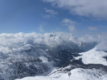 endlich in der Sonne, Bildmitte unten der Dießbachstausee, Bildmitte oben das Birnhorn, rechts die Kallbrunnalmen mit dem Kühkranz