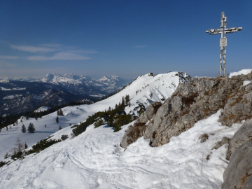 Gipfelkreuz Hörndlwand, dahinter die Gurnwand, im Hintergrund der Wilde und der Zahme Kaiser