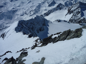 Rückblick über den Südwestgrat zum Skidepot in der Hölltalscharte
