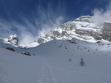 im Watzmannkar: links das 4. Watzmannkind, rechts der König selber, dazwischen die Skischarte