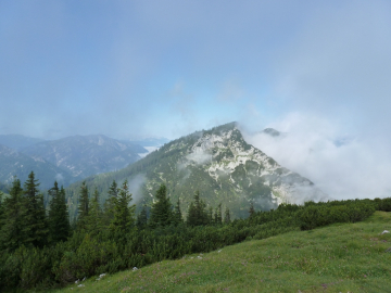 Blick zum wolkenverhangenen Rauschberg