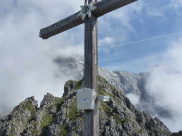 Gipfelkreuz Taghaube, im Hintergrund das Hochkönigmassiv