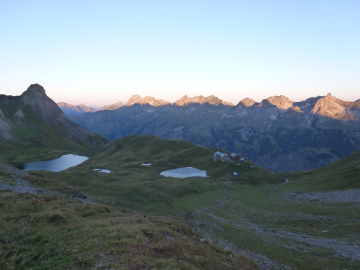 erste Sonnenstrahlen beim Rückblick zur Rappenseehütte