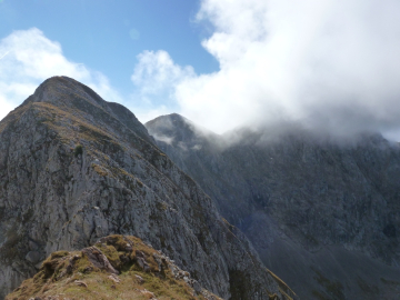der weitere Weg, der Hochkarfelderkopf noch in Wolken