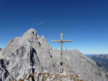 Gipfelkreuz Hirschwiese im Hintergrund die Watzmannfamilie