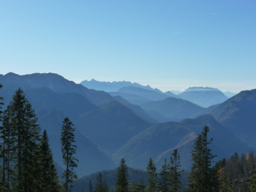 im Hintergrund der Wilde und der Zahme Kaiser
