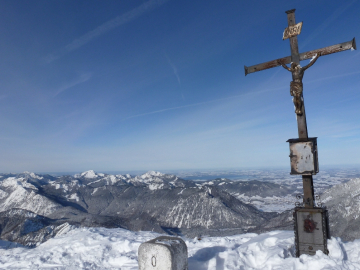 Gipfelkreuz Sonntagshorn mit Blick in den Chiemgau