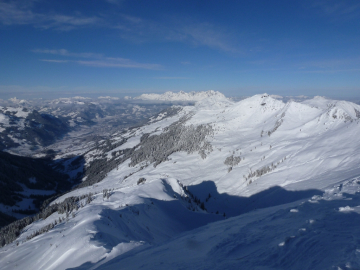 Blick vom Gipfel, in der Bildmitte links Kitzbühel, in der Bildmitte rechts der Große Gebra, im Hintergrund der Wilde Kaiser