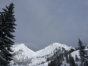 noch gute Sicht und unverspurt, rechts das Sonntagshorn, links das Hirscheck