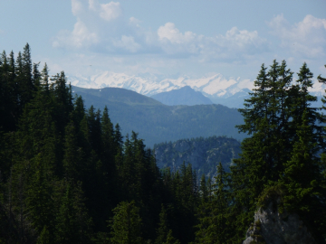 Blick in die noch immer tief verschneiten Tauern