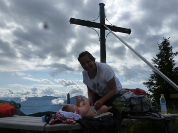 Mama beim Gipfel-Erlebnis-Wickeln