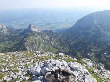 Tiefblick, die Hütte etwas unterhalb der Bildmitte