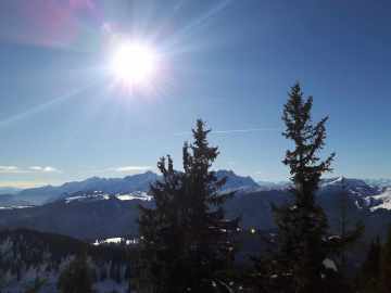 ganz rechts die Steinplatte