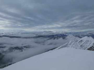 im Westen scheint schon die Sonne