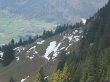 Blick zum Gernhaus und den Almen