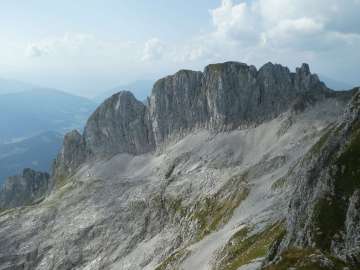 der Passrucksteig  unmittelbar unter der Wand