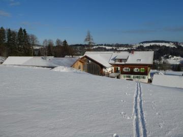 Start vom Hof bei Neuschnee