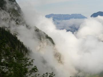 Aufstieg, im Hintergrund der Untersberg von Süden