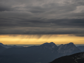 letzter Regen über dem Staufenmassiv