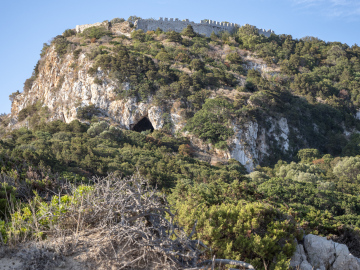 Höhle und Festung in Sicht