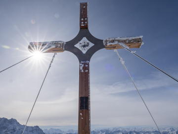 sonnige Wühlerei zum Gipfelkreuz