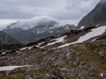 in der Bildmitte links die Hütte