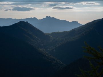 Jochbergalm, im Hintergrund die Kampenwand