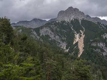 links die Hütte, rechts das Persailhorn
